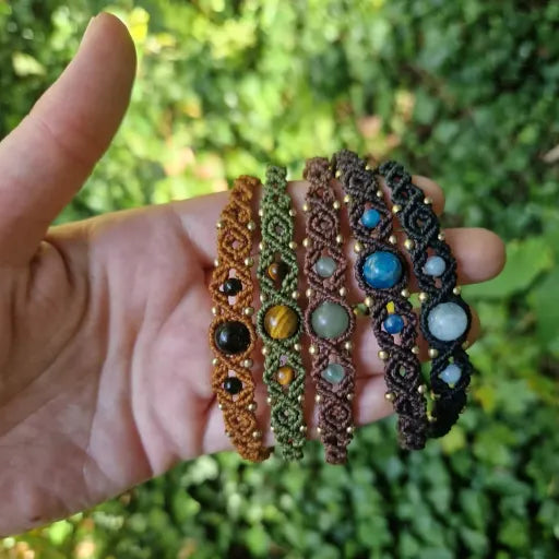 Personalisierbare Macramé Armbänder mit Edelstein- und Messingperlen