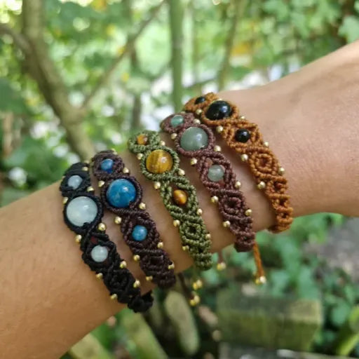 Personalisierbare Macramé Armbänder mit Edelstein- und Messingperlen