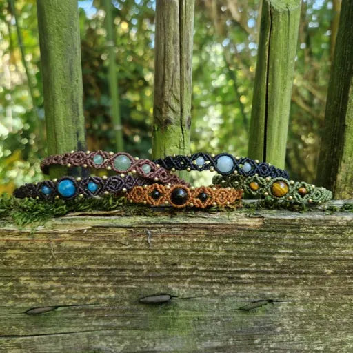 Personalisierbare Macramé Armbänder mit Edelstein- und Messingperlen
