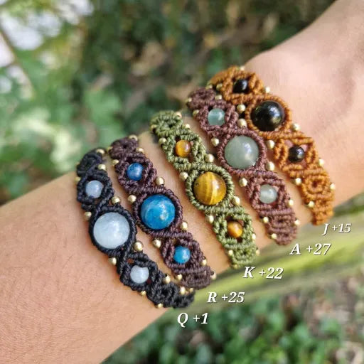 Personalisierbare Macramé Armbänder mit Edelstein- und Messingperlen