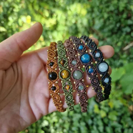 Personalisierbare Macramé Armbänder mit Edelstein- und Messingperlen