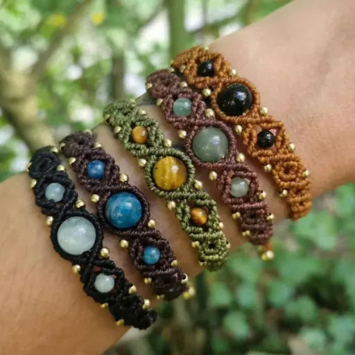 Personalisierbare Macramé Armbänder mit Edelstein- und Messingperlen